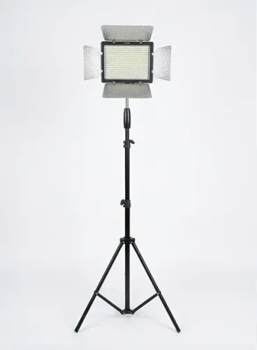 Iluminador LED Yongnuo YN-300 II com Tripé de Iluminação