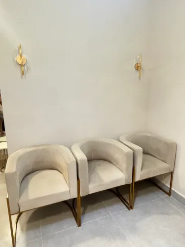 Poltrona bege com base dourada