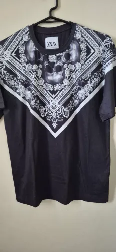 Camiseta preta com desenho de caveira tamanho P. Marca Zara original.