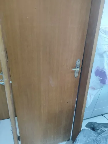 Porta completa com batente e guarnição no precinho 