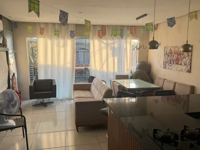 Alugo casa nos altos.