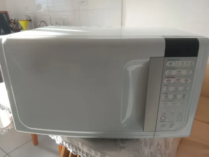 Microondas Electrolux 23 litros bem conservado