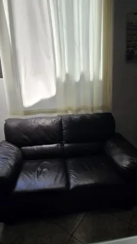 Conjunto de Sofás Completo (2+2+3 Lugares) com Detalhe em Couro - Excelente Estado