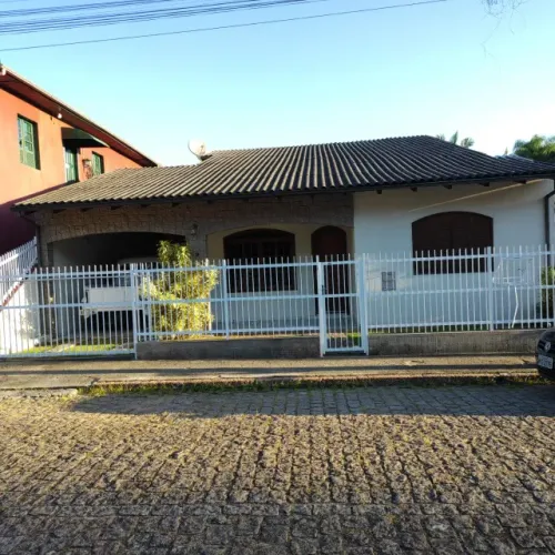 CASA EM URUSSANGA 2 PAVIMENTOS + PISCINA + CENTRO