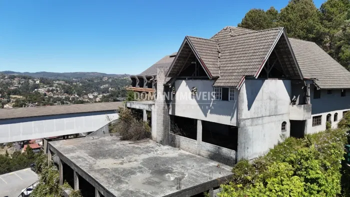 Casa Inacabada e com Enorme Potencial na Região de Capivari - Campos do Jordão/SP