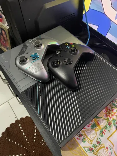 Xbox One Edição Halo com jogos e 2 controles
