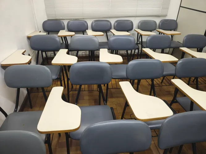 cadeira escolar marcas cequipel estofada de cor cinza com prancha e gradil