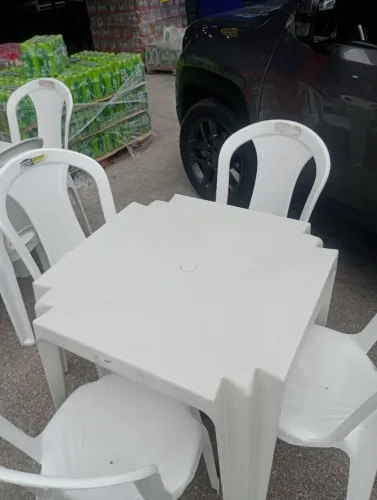 Conjunto de mesas com quatro cadeiras plásticas