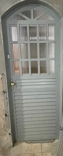 Porta de ferro reforçada 