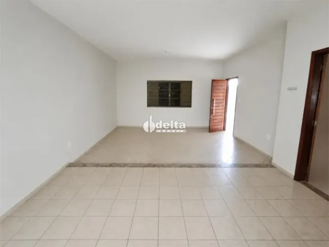 Casa com 3 quartos sendo 1 suíte disponível para locação Bairro Alto Umuarama em Uberlândi