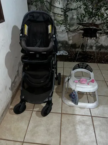 Carrinho de bebê e cadeirinha e andador semi novo
