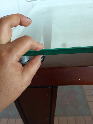 Mesa de jantar com 6 cadeiras estofadas, tampo de vidro. NÃO ENTREGO.