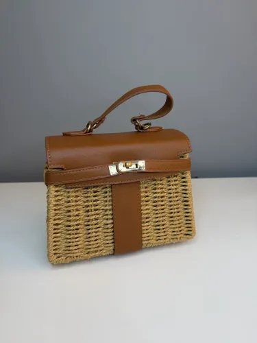 Bolsa de Palha Trançada com detalhes em Couro
