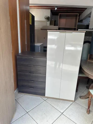 Cômoda com 5 gavetas 2 portas ao lado