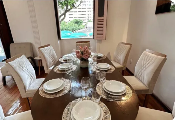 Mesa com 8 cadeiras