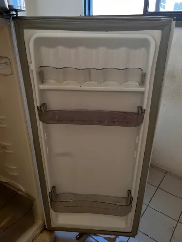 Geladeira Esmaltec para conserto