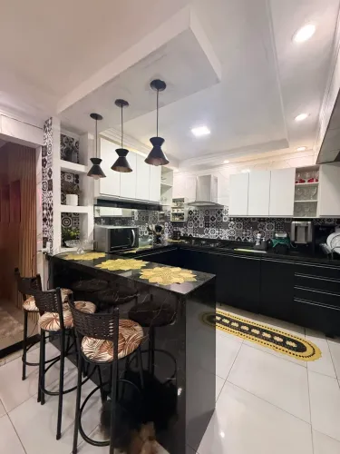 Agio! Linda casa toda na laje! 4 quartos! Todo reformada! Churrasqueira! Confira!