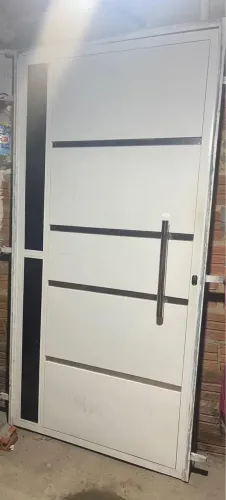 Vende se essa porta semi nova