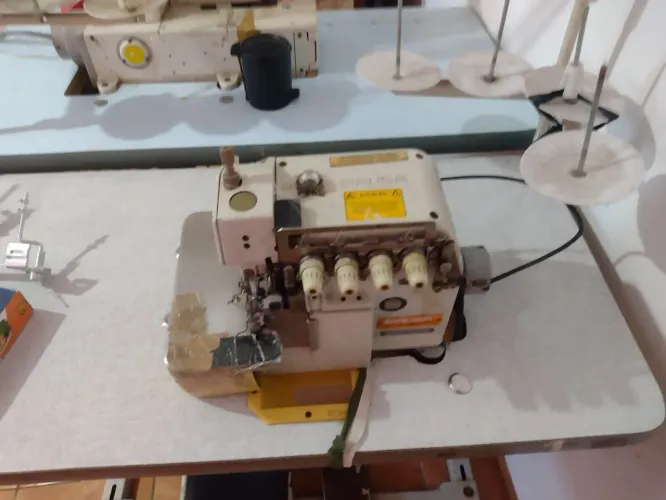 Overloque ponto cadeia Siruba, motor normal, ótima máquina 