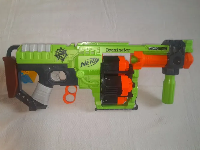 NERF DOOMINATOR ZUMBIE STRIKE