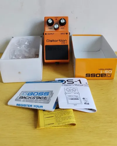 Pedal Boss Distortion DS-1 na caixa