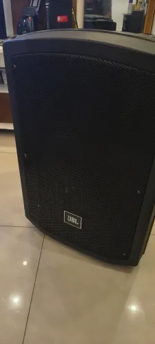 Caixa JBL 200 watts RMS