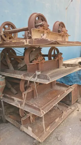 CARRINHO COM RODAS DE TRILHO INDUSTRIAL