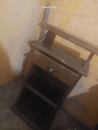 Criado mudo de madeira maciça, com gaveta. Pra sair hoje por apenas 120 R$. Aceito propost