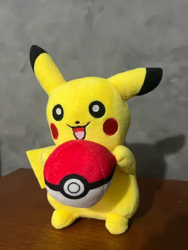 Pelúcia Pikachu com Pokebola
