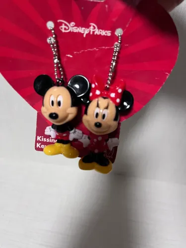 chaveiro estilo pingente com corrente disney parks mickey e minnie