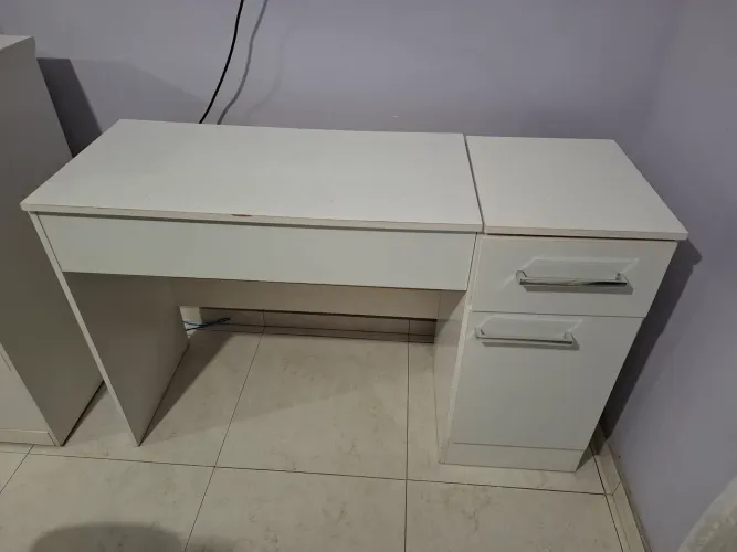 Penteadeira/mesa branca
