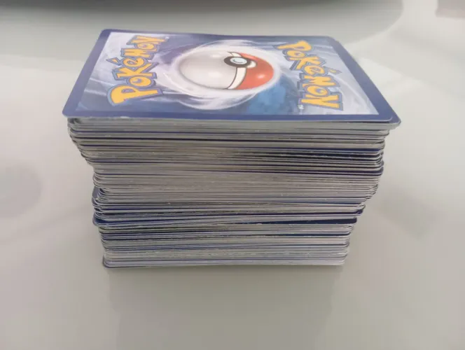 200 cartas pokémon, com 20 brilhantes e poucas repetidas