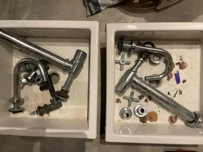 2 Cubas Deca de apoiar com sifão e uma com torneira