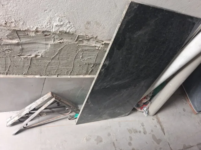 Bancada em granito com mãos francesa em chapa galvanizada