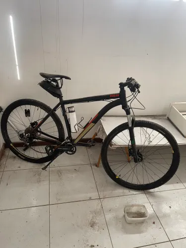 Caloi MTB aro 29 com suspensão RockShox XC30