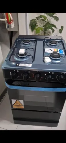 Fogão novo na caixa e no plástico 