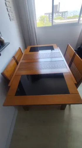 Vende-se Mesa de madeira Maciça