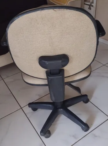 Cadeira giratória para escritório, regula aitura , tenho 3 ,ideal para seu home office ou 