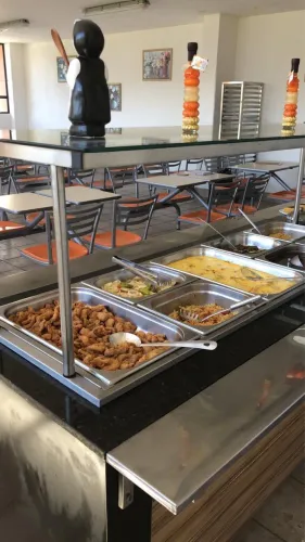 Buffet quente e frio diversas cubas