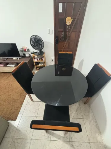 Mesa de jantar com 4 cadeiras
