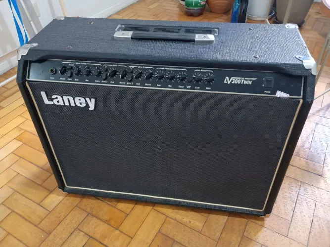 Amplificador Laney LV300 Twin com pedal original. Clean perfeito, mas sem drive. 