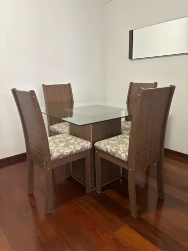 Mesa de Jantar com Tampo de Vidro + 4 Cadeiras de Madeira