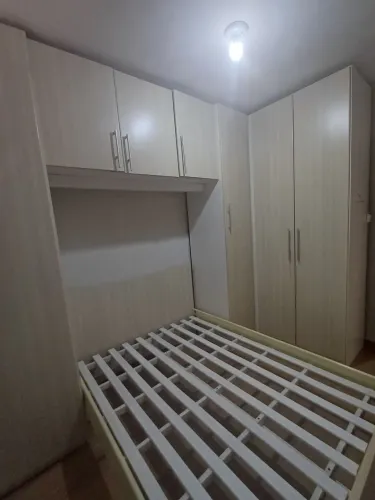 Guarda roupa com cama