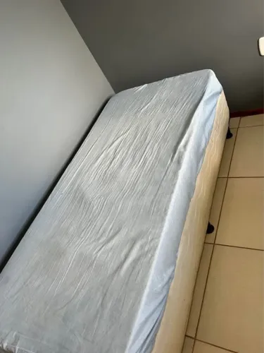Vende-se cama box e colchão de solteiro