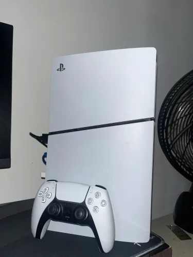 Playstation 5 - usado com um controle tudo conservado.