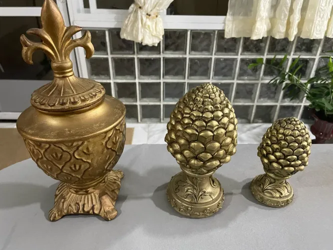Trio decorativo em resina dourado