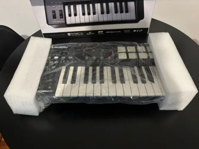 M-Audio Oxygen 25 MKIV Teclado Controlador MIDI USB 25 Teclas Completo na Caixa