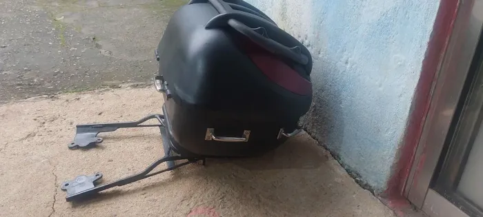 Vendo baú com suporte CB300