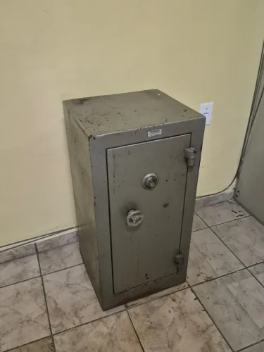VENDO COFRE EM AÇÃO