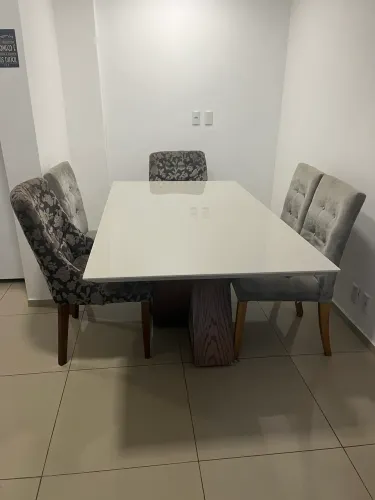 Mesa e cadeiras